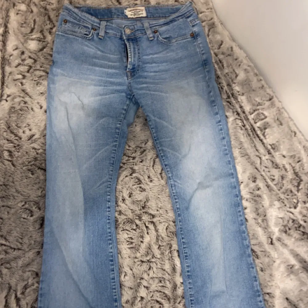 Lågmidjade jeans från crocker med flare cut på benen! Jätte gulliga passar strl S❤️ Har massa fler likande byxor och tröjor på min sida så in och kika ❤️. Jeans & Byxor.