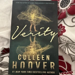 Verity colleen hoover - Säljer Verity av Colleen Hoover🌸 Det är en väldigt bra bok och den är i bra skick🌸 skriv för fler frågor, 85kr + frakt