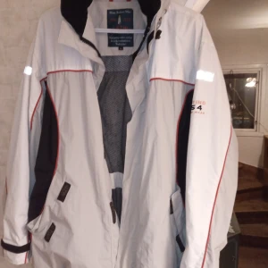 Sommarjacka med luva stl 52. - Mycket fin och välvårdad herr sommarjacka stl 52 med luva och fickor fram samt knäppes med dragkedja .obetydligt använd .hämtas i Skene alt skickas o köpare betalar frakten o Swishbetalning tillämpas .