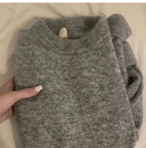 Mohair tröja  - Säljer denna stickade tröja från hm! Super bra skick, köpt på Plick och den är använd en gång av förra ägaren❤️Oversized och super fin grå färg, s men upp till större funkar ❤️inga defekter! Säljer för 350, pris kan alltid diskuteras😽