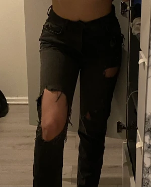 Svarta jeans  - Jeans från forever 21, jag är ca. 165cm. Skriv pm för frågor. 