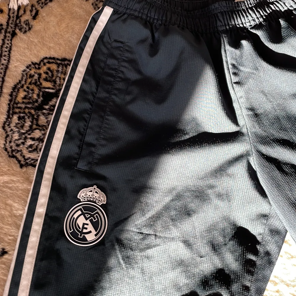 Real Madrid mjukis ifrån Spanien 100% äkta, jätte bra skick, säljer då de är små. För barn . Jeans & Byxor.