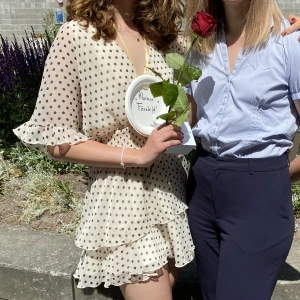 Vit klänning med prickar - As söt klänning som jag använde när jag gick ut 9an. Den är alltså använd bara en gång! Den blir skitbra till skolavslutningar eller kanske student? Jag är 177 cm lång och den är lite väl kort på mig. Men är man under det, så passar den prima ballerina 🌸⭐️