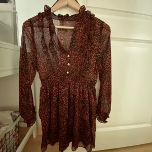 Klänning  - Slutsåld klänning från Zara. Aldrig använd och prislappen är kvar💕💕