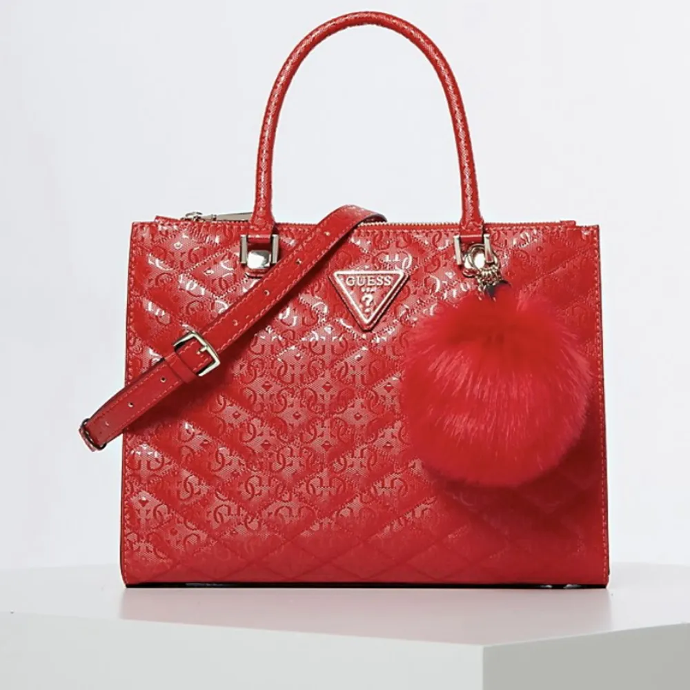 Exklusiv Röd Guess väska i modellen Astrid luxury satchel som inte säljs längre och är svår att få tag på. Använd två gånger, axelrem samt dustbag ingår. Köpt för 2 000kr.. Väskor.