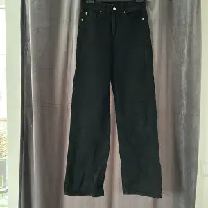 Svarta jeans ifrån H&M, strl 38 men passar mer strl 36, kanppt använda därav att dem är för små för mig 