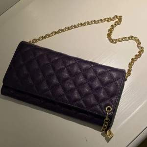 Lila ”plånboksväska”, inte jätteanvänd men börjar bli lite sliten, inget som syns på utsidan dock, äkta fashion pris väska