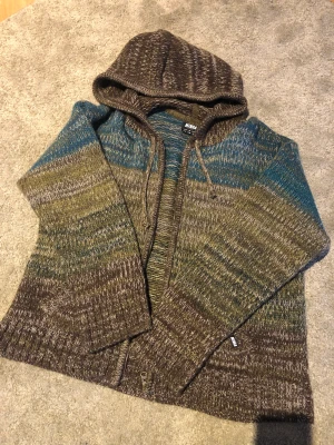 Stickad tröja från Minga London!! - Stickad tröja i fint skick i storlek M!! Använd några gånger. Köparen betalar frakt, nypris 900 kr🫶🏻🫶🏻