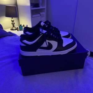 Dunk Low ”Panda” 🐼  - Helt nya Dunk Low ”Panda”  Fick dom i julklapp men tyvärr för små, Därav bara använt dom en gång med creaseskydd.  Storlek 43/US 9.5 Meetup i Karlskoga,  Postar med Postnord  