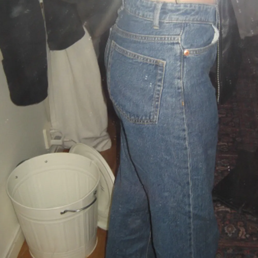 Ett par blåa jeans i en straight modell.. Jeans & Byxor.
