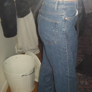 Blåa jeans - Ett par blåa jeans i en straight modell.