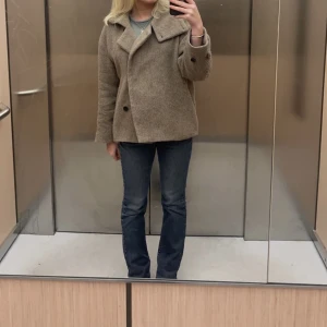 Kappa Arket  - Säljer min Arket kappa köpt förra året i storlek 36, andvänd några gånger men i väldigt fint skick! Köpt för 2000kr och helt slutsåld. Högst bud får den😊