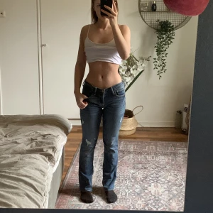 Hollister jeans strl 25/30 - Svin snygga jeans från Hollister i strl 25/30. Dem är varsamt använda och lågmidjade. Sitter jätteskönt på och snyggt. Går precis ner till fötterna på mig som är 162❤️❤️