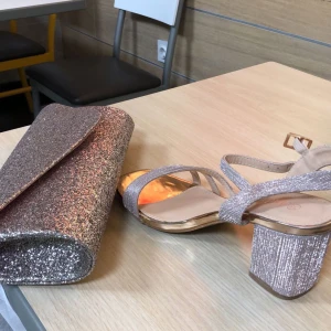 Bal väska och klackar (paket pris) - Köpte båda dessa i Spanien. Bara använt 1 gång.  Skorna storlek 38 köpte jag  för 300kr  Väskan köpte jag för 300kr  Säljer dom för 300kr tillsammans, eller om man bara vill köpa en 200kr. De har jätte bra kvalite och passar super bra ihop. 