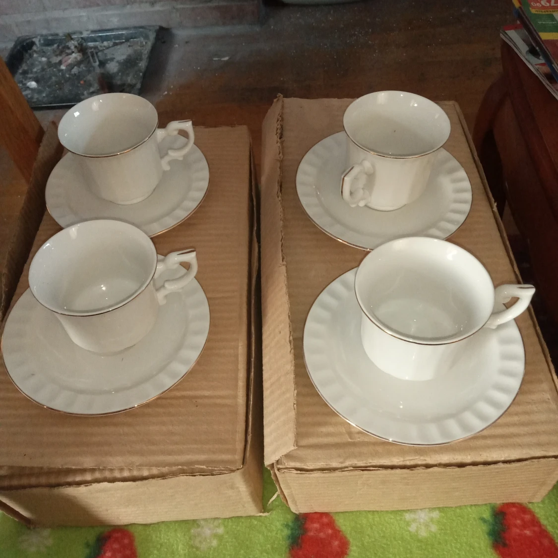 Två set vita kaffekoppar med fat. 12 stycken . - 90