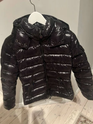 Moncler bady down  - Säljer syrran jacka Storlek 1 (s) köpt från haiendoshop. Fler bilder går lösa. Pm för frågor. Billigare vid snabbaffär