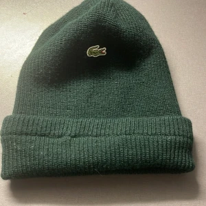 LACOSTE - Jag säljer denna mössa i superbra sick