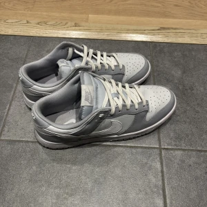 Nike dunk grey fog - Säljer ett par helt oanvända dunks som jag inte har använt pga för stor storlek. Storlek 44
