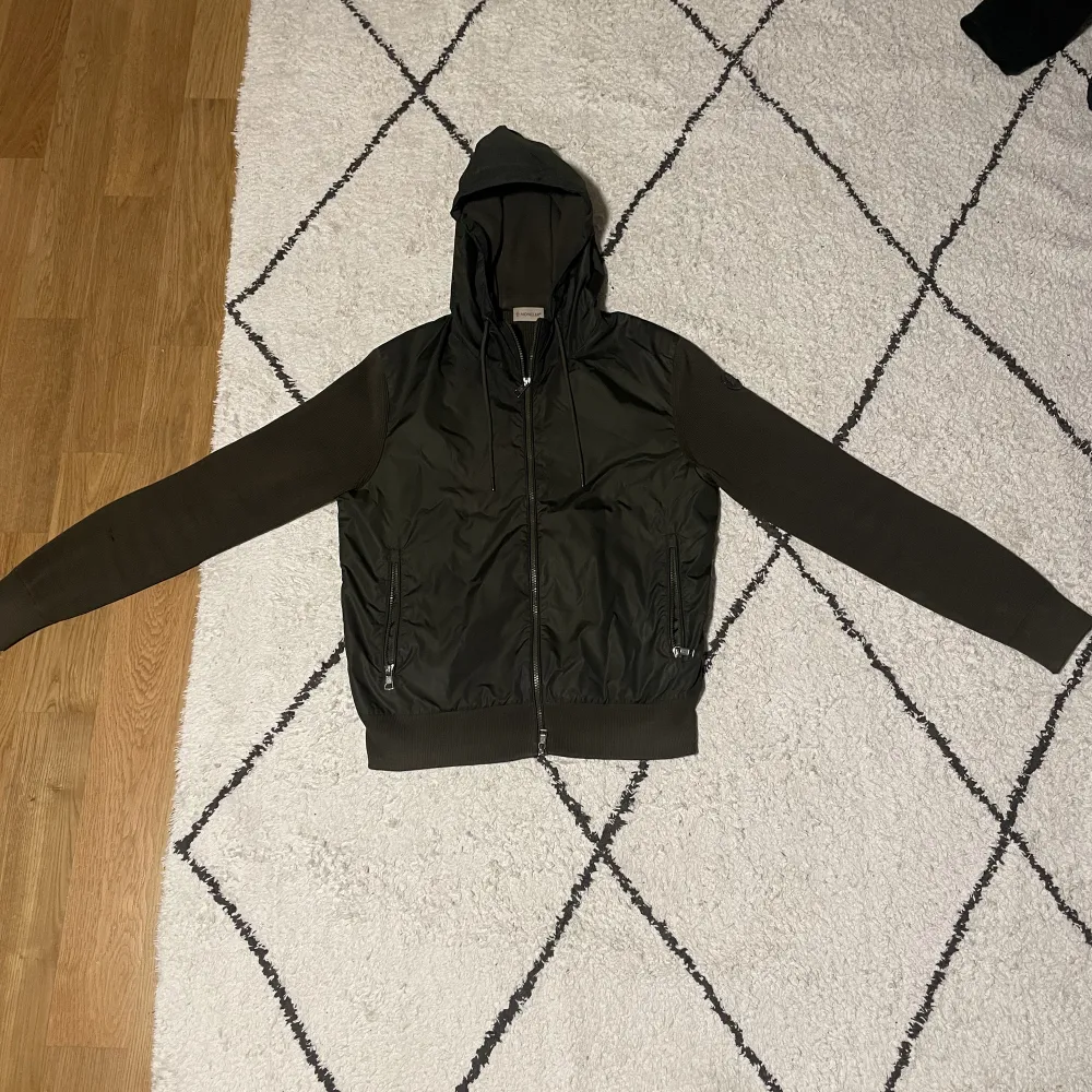 Säljer min riktigt snygga Moncler cardigan till bra pris! Köpt på NK för 6999 kr. Lite tyg har gått upp på armen men inget man märker. Jackor.