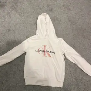 Jätte fin Calvin Klein jeans hoodie till salu. Säljer på grund av att den den blev för liten😭. Använd max 5 gånger. Inga fläckar eller hål. Jag tvättar och stryker den innan den skickas.❤️