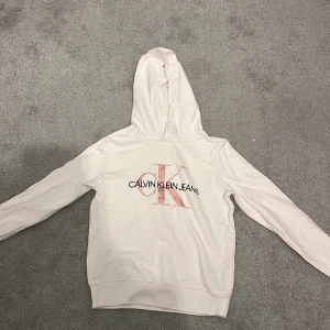 Calvin Klein jeans hoodie till salu - Jätte fin Calvin Klein jeans hoodie till salu. Säljer på grund av att den den blev för liten😭. Använd max 5 gånger. Inga fläckar eller hål. Jag tvättar och stryker den innan den skickas.❤️