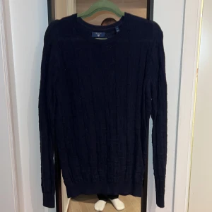 Stickad tröja från Gant - Rundhalsad stickad tröja från Gant i bra skick