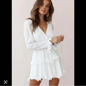 Studentklänning - Säljer denna superfina klänning som jag endast har haft en gång på min student, utspring och mottagning! Passar perfekt till studenten eller skolavslutning! Storlek l men den är liten i storleken så skulle säga att det är en S/M 💕