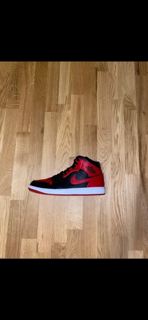 Jordan 1 mid gymred  - Köpte dessa Jordan på size? Officiell för 1300kr, säljer nu för 700kr. Super bra skick, knappt använda 9/10. Kommer med original boxen!
