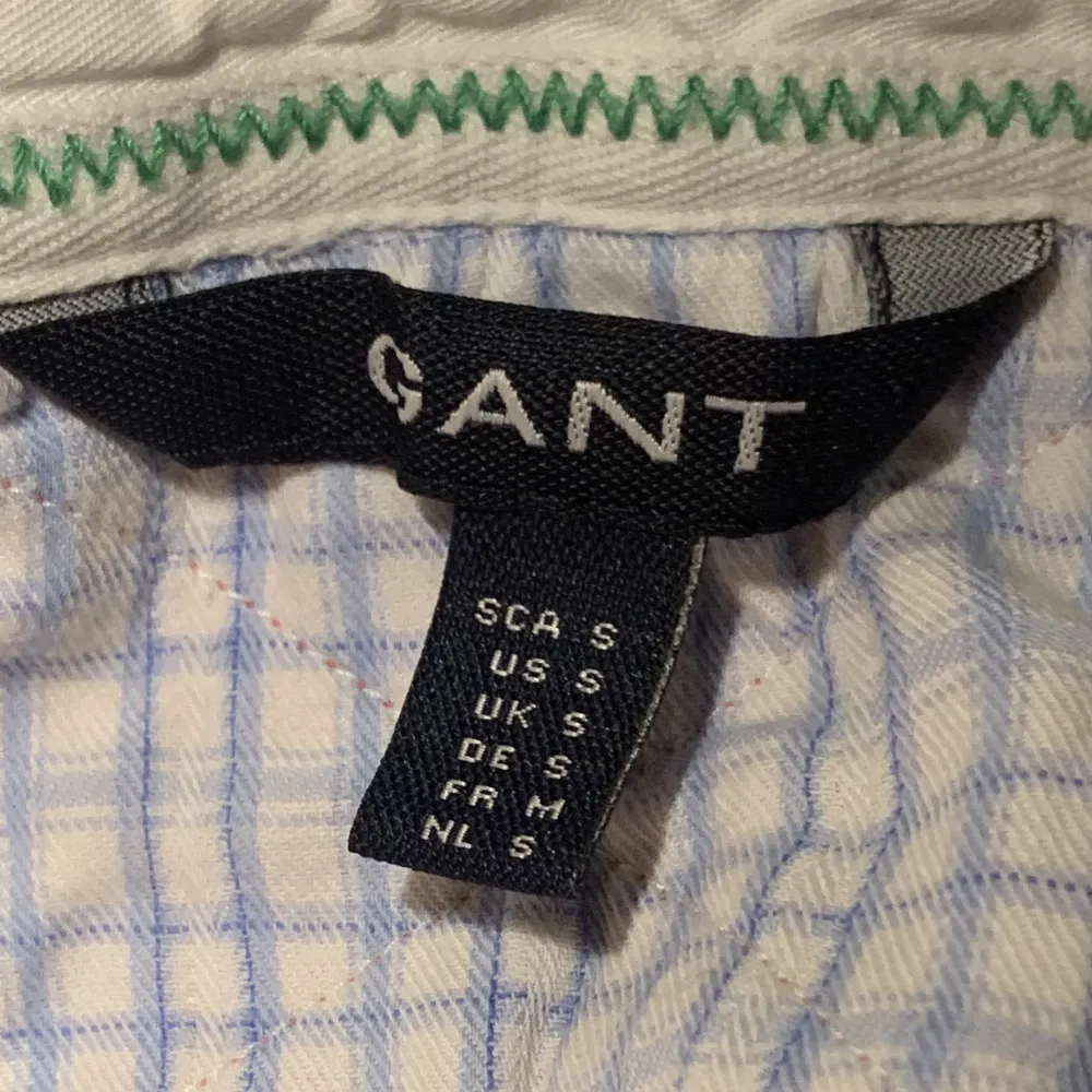 Super cool vintage Gant tröja. Säljer för att den tyvärr inte kommer till användning. Den är i bra skick, köpt secondhand men annars knappt använd. Pris kan diskuteras!💓💖. Skjortor.