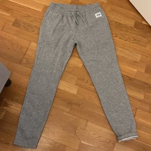 Mjukisbyxor - Ett par super sköna mjukisbyxor, perfekt till vardagen. Säljer pågrund av att dom är små, det står L på byxorna men M på lappen, så jag skulle säga att det är en M. Super sköna och basic, lappen är kvar, dom var inte kommit till användningg❤️