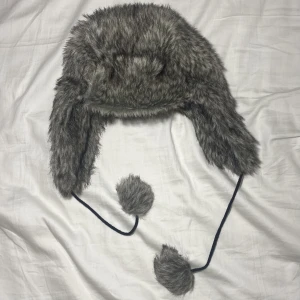 Kattig päls mössa  - Så kattig pälsmössa/ushanka/björnfitta med päls tussar/bollar. Vuxen storlek och jätte bekväm. Fuskpäls. Köps via Swish (frakt 54 kr) eller köp nu 💋