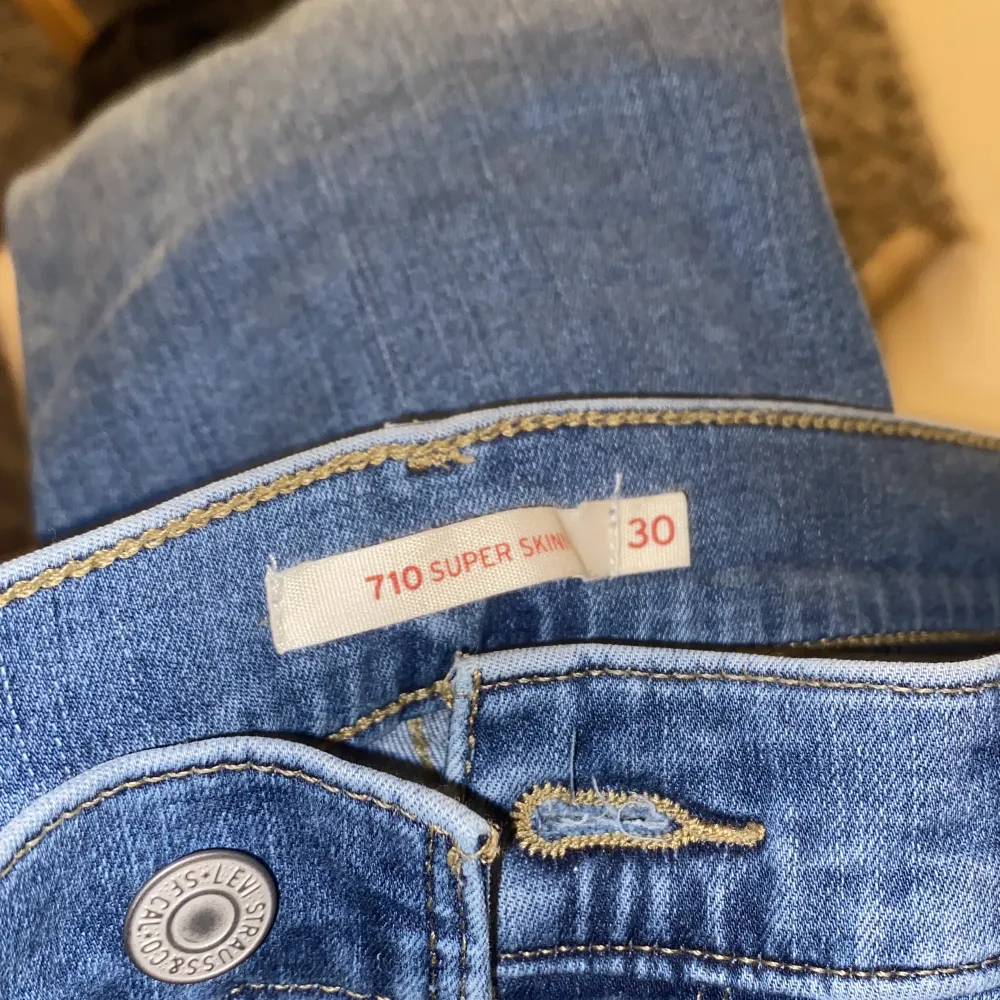 Jeans från Levis passar mig som är S men är lite stora💗lågmidjade!. Jeans & Byxor.