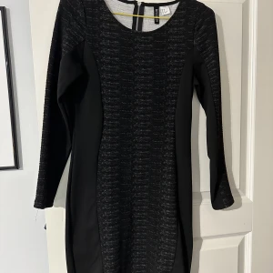 Svart klänning  - Svart/ grå klänning från hm. Dragkedja i ryggen 