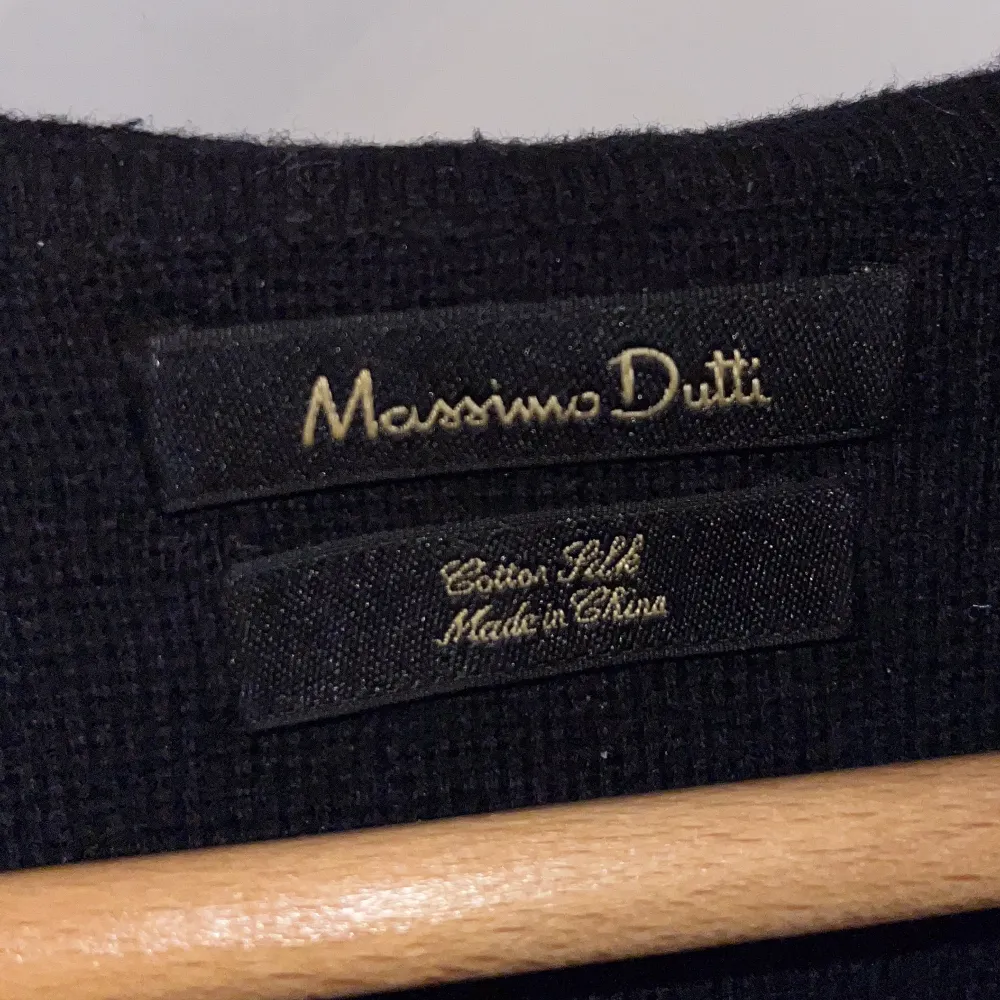 Fin hoodie / luvtröja från Massimo dutti i storlek Medium. Materialet är 89% bomull och 11% silke vilket gör den mjuk. Fint skick.. Hoodies.