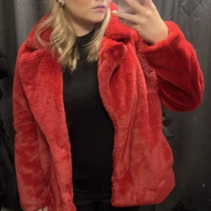 Röd Pälsjacka - as Cool röd Pälsjacka, Har en i svart också som jag säljer. den är som ny användt max 2 gånger 