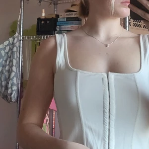 Korsett-topp  - Vit Korsett-topp ifrån BikBok!🤍 Fint men använt skick