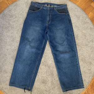 00s Osiris Baggy Jeans w32 - Skitskygga baggy skate jeans från skateboardmärket Osiris, vintage från 00-talet och mycket bra skick. Finns resår längst ner som kan vara bra att ha! Jag säljer pga att de var pyttelite för korta för mig och jag är 190cm 😊 perfekta baggy jeans!