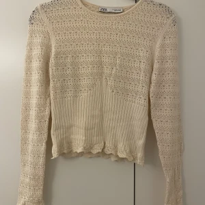 Zara tröja - Beige tröja från zara, använd fåtal gånger.  Ända defekt är er pyttelitet hål på ena armen som är lagat och därför inte syns längre. 