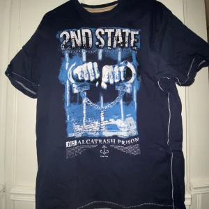 Bluewear alcatrash prison print tee - Oversized tee alcatrash prison bluewear Storlek XXL (snarare L)