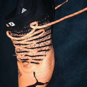 Puma Future FG/AG - 42 1/2 De kostar 2230 kr men vi kan diskutera priset.  Jag har använt de under en kort! Den har bra dobbar och det går både att använda de på vanligt gräs och konstgräs. Om du gillar att dribbla så är de här skorna för dig 