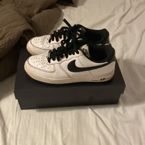 Air force 1 vita med svarta detaljer - Jag säljer nu mina air force 1 pågrund av att dom inte kommer till användning längre. Info om dom, storlek 40,5 och dom är som i ny skick, för mer info eller bilder så skriv bara (Pris kan diskuteras vid snabb affär)