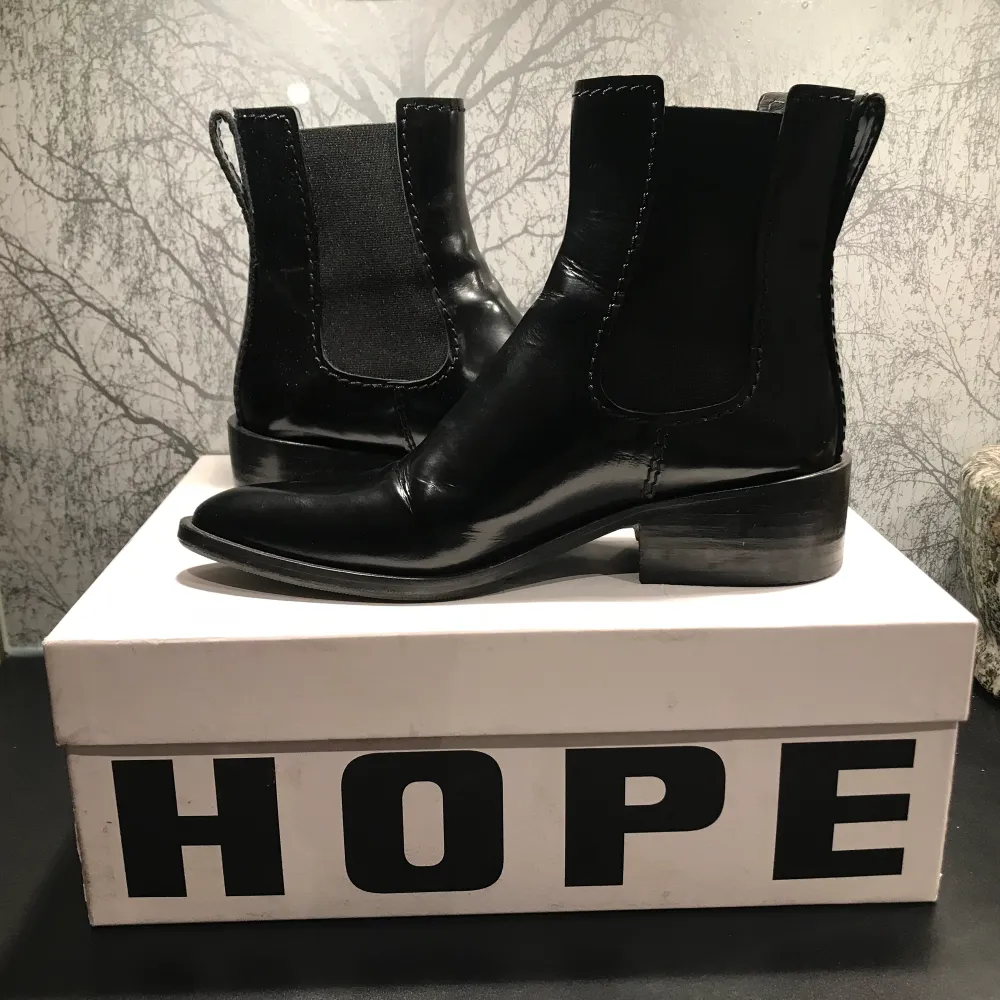 Svarta HOPE boots sparsamt använda pga för små. Storlek 37. Skor.