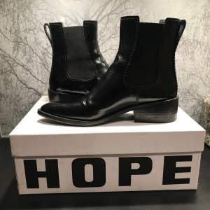 Svarta HOPE boots sparsamt använda pga för små. Storlek 37