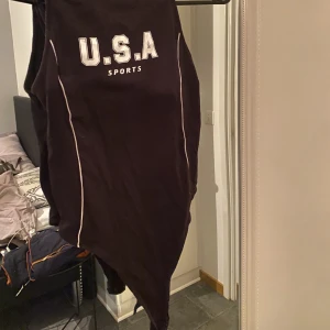 Svart body - Är i ett bra skick och bara legat i garderoben❤️ Storlek S