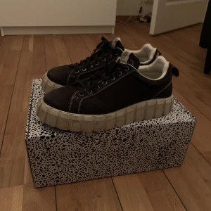 Eytys - Säljer mina Eytys skor pga använder inte längre. De är i bra skick. Går att få med boxen om man vill Kom privat om du vill ha fler bilder!
