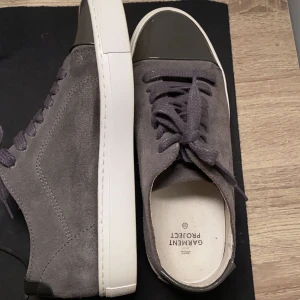 Garment projekt skor  - Köpte dessa skor begagnade och valde att ge dom ett nytt liv genom att piffa till dom rejält, som ni kan se på bilderna är dom så gott som nya, riktigt fräscha och trendiga just nu har själv ett par garment projekt skor och kvaliteten är toppen 