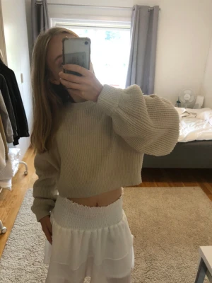 Beige stickad  - Beige stickad tröja från hm! Köpt för 200 säljer för 100