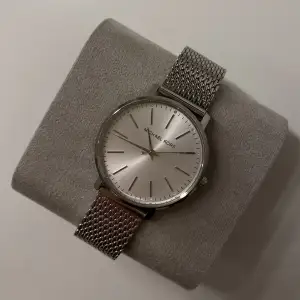 Säljer min Michael Kors klocka köpt på Michael Kors fysiska butik i Mall of Scandinavia 2022. Nytt pris ligger på 2300kr. Modell namn -  Michael Kors Pyper MK4338 Silver.  Äktahetsbevis och box medföljer! För fler frågor vänligen kontakta mig.