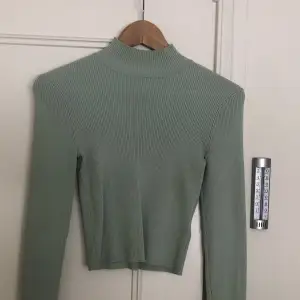 Fin grön tröja ifrån hm🥰🥰 Storlek S. Kan mötas upp i Nacka/Stockholm eller köparen betalar för frakt💞