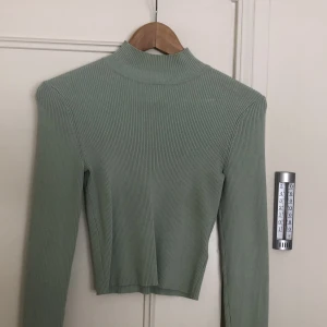 Långärmad tröja💞💞 - Fin grön tröja ifrån hm🥰🥰 Storlek S. Kan mötas upp i Nacka/Stockholm eller köparen betalar för frakt💞